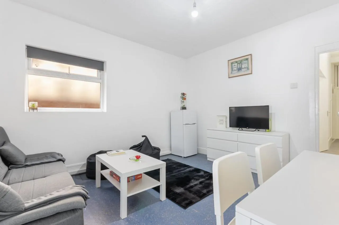 Fantastic 2Bd Barking Stay With Links To The City! London 0*,