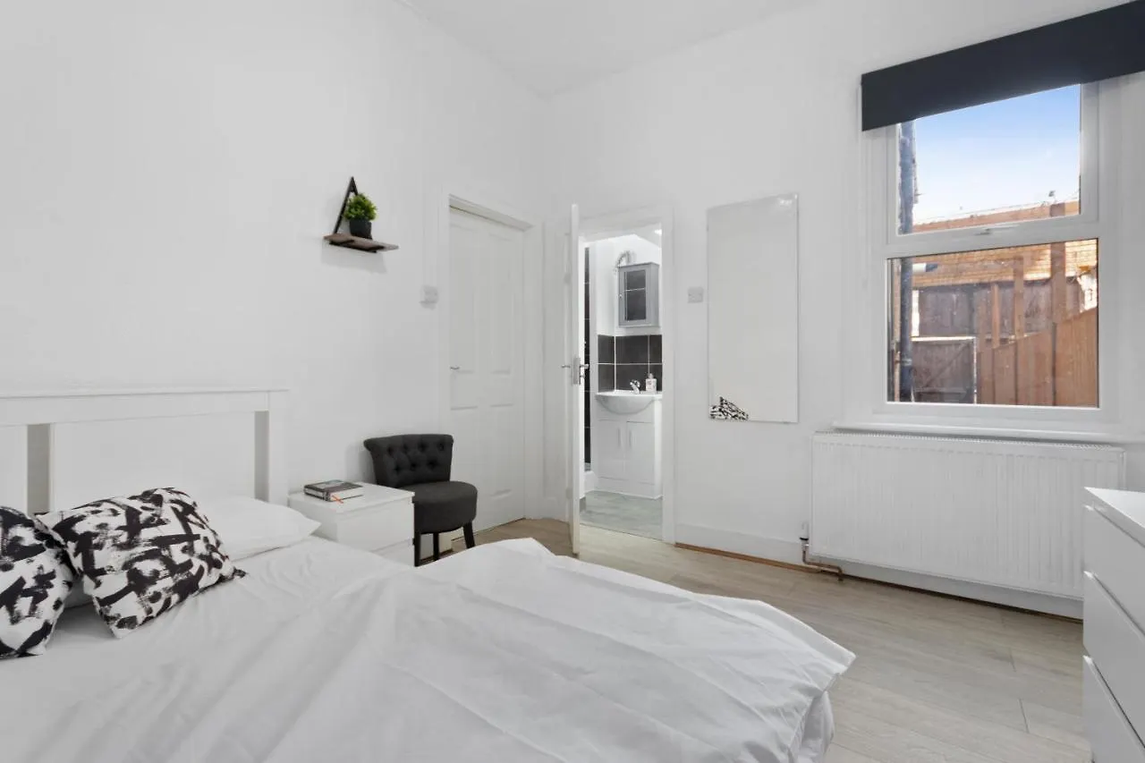 Fantastic 2Bd Barking Stay With Links To The City! London